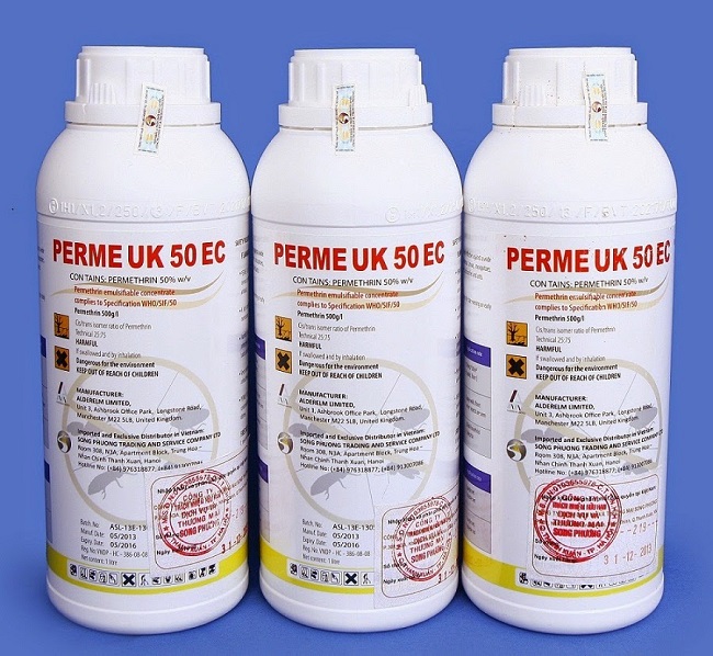 Công dụng của thuốc diệt muỗi và diệt côn trùng Perme UK 50 EC: PERME UK 50 EC là hóa chất diệt trừ rất hiệu quả đối với muỗi, ruồi, kiến, gián, bọ. Tác dụng tốt phòng chống muỗi truyền bệnh sốt rét, sốt xuất huyết, viêm não Nhật Bản… và diệt các loại côn trùng gây hại. Ít ảnh hưởng sức khỏe người sử dụng và môi trường. Sản phẩm không có mùi, không gây hoen ố bề mặt khi phun. Thuốc diệt muỗi perme uk 50 ec phun được vào nhà vệ sinh hoặc có thể phun vào các khu vực ẩm thấp. Đây là một sản phẩm rất an toàn đối với người và vật nuôi. Thuoc-diet-con-trung-perme-uk-50-EC Thuốc dùng để diệt các loại côn trùng Perme UK 50 EC được nhập từ Anh Quốc Liều dùng và cách pha chế theo bảng sau: